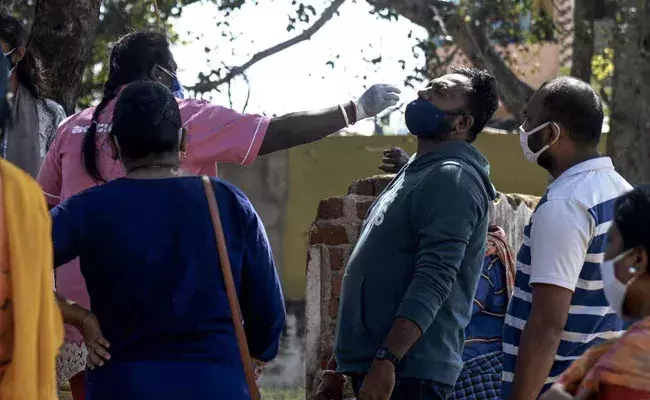 പ്രതിദിന കോവിഡ് രോഗികളുടെ എണ്ണം വീണ്ടും കുറഞ്ഞു; മരണസംഖ്യ ഉയർന്നു പ്രതിദിന കോവിഡ് രോഗികളുടെ എണ്ണം വീണ്ടും കുറഞ്ഞു; മരണസംഖ്യ ഉയർന്നു