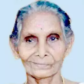 മു​റ്റം അ​ടി​ച്ചു​വാ​രു​ന്ന​തി​നി​ടെ  വ​യോ​ധി​ക കി​ണ​റ്റി​ൽ വീ​ണ്​ മ​രി​ച്ചു  മുറ്റം അടിച്ചുവാരുന്നതിനിടെ തല കറങ്ങി