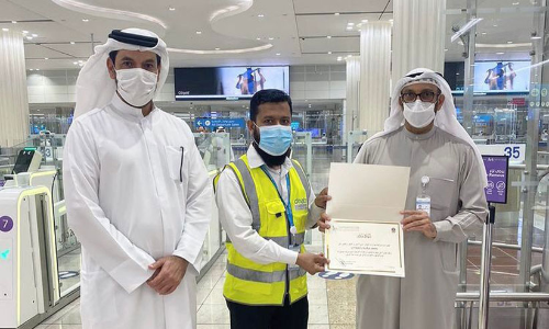 നഷ്‌ടപ്പെട്ട പാസ്​പോർട്ട് ഉടമസ്ഥന് തിരിച്ചുനൽകിയ തൊഴിലാളിയെ ആദരിച്ചു