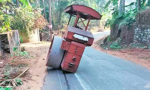 റോഡ് റോളറിന്റെ ചക്രം ഊരിത്തെറിച്ചു