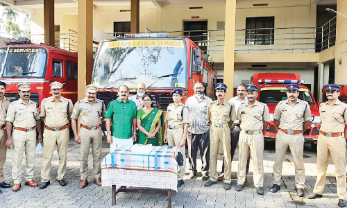 വിവാഹ വാർഷികത്തിന് അഗ്നിരക്ഷാസേനക്ക് ജീവൻരക്ഷാ ഉപകരണം സമ്മാനിച്ച് ദമ്പതികൾ