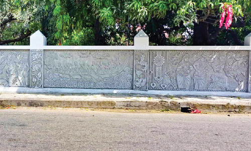 കലാതറവാടിന്‍റെ ചുറ്റുമതിലിൽ കാണാം പൂരവും പുലിക്കളിയും നാടകവും