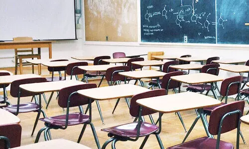 പൊ​തു​വി​ദ്യാ​ല​യ​ങ്ങ​ൾ തു​റ​ന്നു