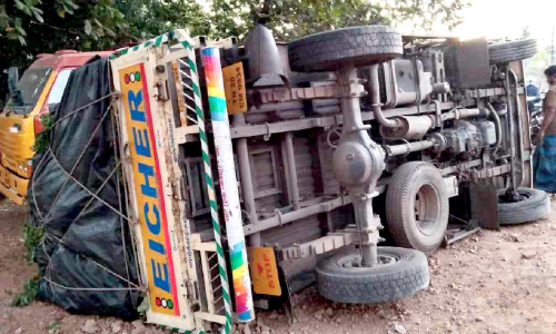 ദേശീയപാതയിൽ വാഴക്കുല ലോറി മറിഞ്ഞു