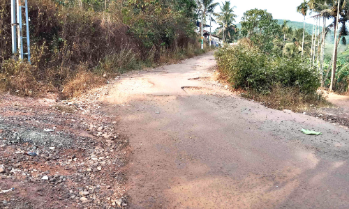 റോഡ് നിർമാണം ഉപേക്ഷിച്ച നിലയിൽ