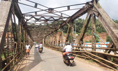 ഇ​രി​ട്ടി പ​ഴ​യ​പാ​ലം സം​ര​ക്ഷ​ണ​മി​ല്ലാ​തെ നാ​ശ​ത്തി​ലേ​ക്ക് കൂ​പ്പു​കു​ത്തു​ന്നു