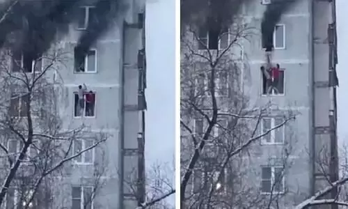 തീപടരുന്ന കെട്ടിടത്തിന്റെ ഒമ്പതാംനിലയിൽനിന്ന് യുവതിയെ അതിസാഹസികമായി രക്ഷിച്ച് യുവാക്കൾ -വിഡിയോ