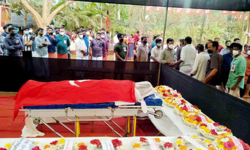 റിജേഷിന് ജന്മനാടിന്റെ കണ്ണീരിൽ കുതിർന്ന വിട റിജേഷിന് ജന്മനാടിന്റെ കണ്ണീരിൽ കുതിർന്ന വിട