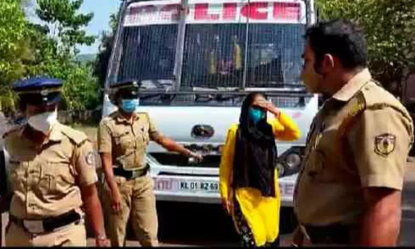 കോ​വ​ള​ത്ത്​ തെ​ളി​യു​ന്ന​ത്​ അ​രും​കൊ​ല​യു​ടെ നേ​ർ​ചി​ത്രം