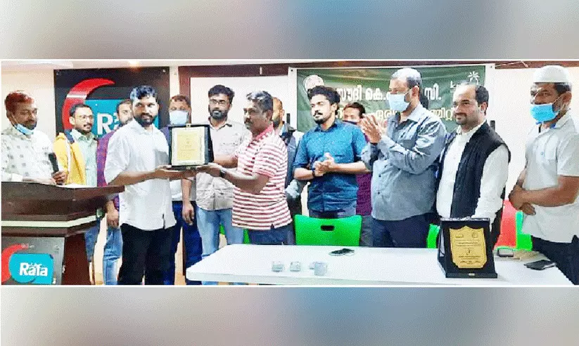 ഷ​മീ​ർ ബാ​ലു​ശ്ശേ​രി​ക്ക് കെ.​എം.​സി.​സി യാ​ത്ര​യ​യ​പ്പ്​