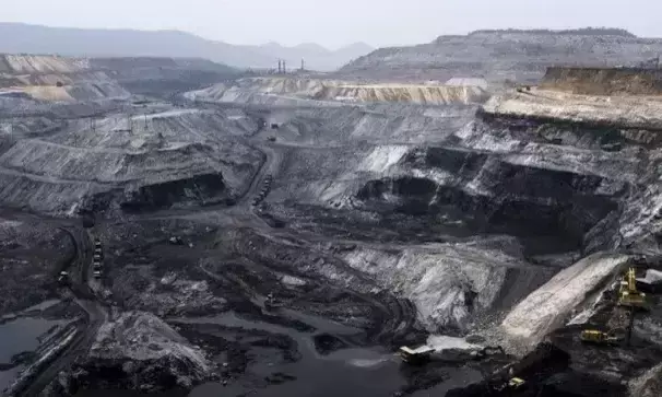 ഉപേക്ഷിക്കപ്പെട്ട ഖനികളിൽ അനധികൃത ഖനനത്തിനിടെ അപകടം; നാല് മരണം, നിരവധി പേർ കുടുങ്ങിയതായി സൂചന