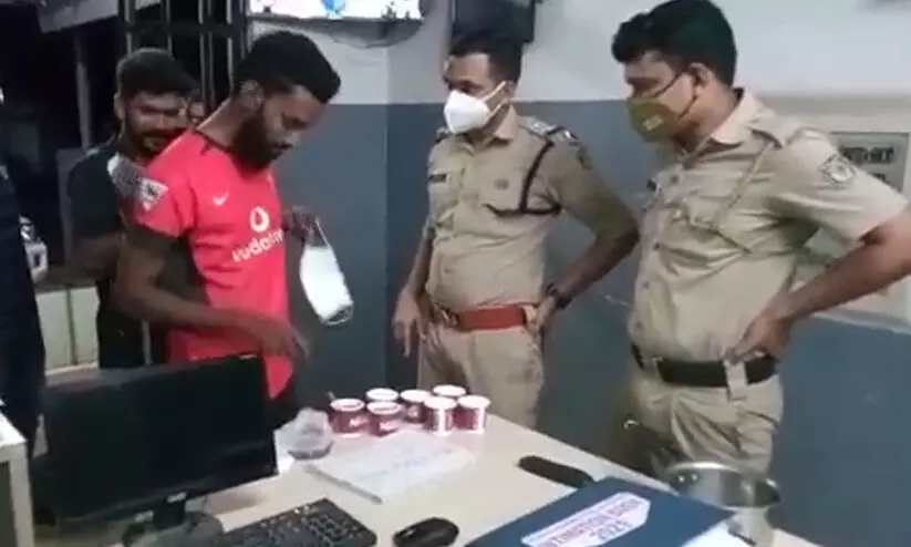 അർധരാത്രി ചായ കുടിക്കാൻ പുറത്തിറങ്ങിയ യുവാക്കളെ സ്റ്റേഷനിലെത്തിച്ച് പൊലീസിന്റെ ശിക്ഷണം അർധരാത്രി ചായ കുടിക്കാൻ പുറത്തിറങ്ങിയ യുവാക്കളെ സ്റ്റേഷനിലെത്തിച്ച് പൊലീസിന്റെ ശിക്ഷണം