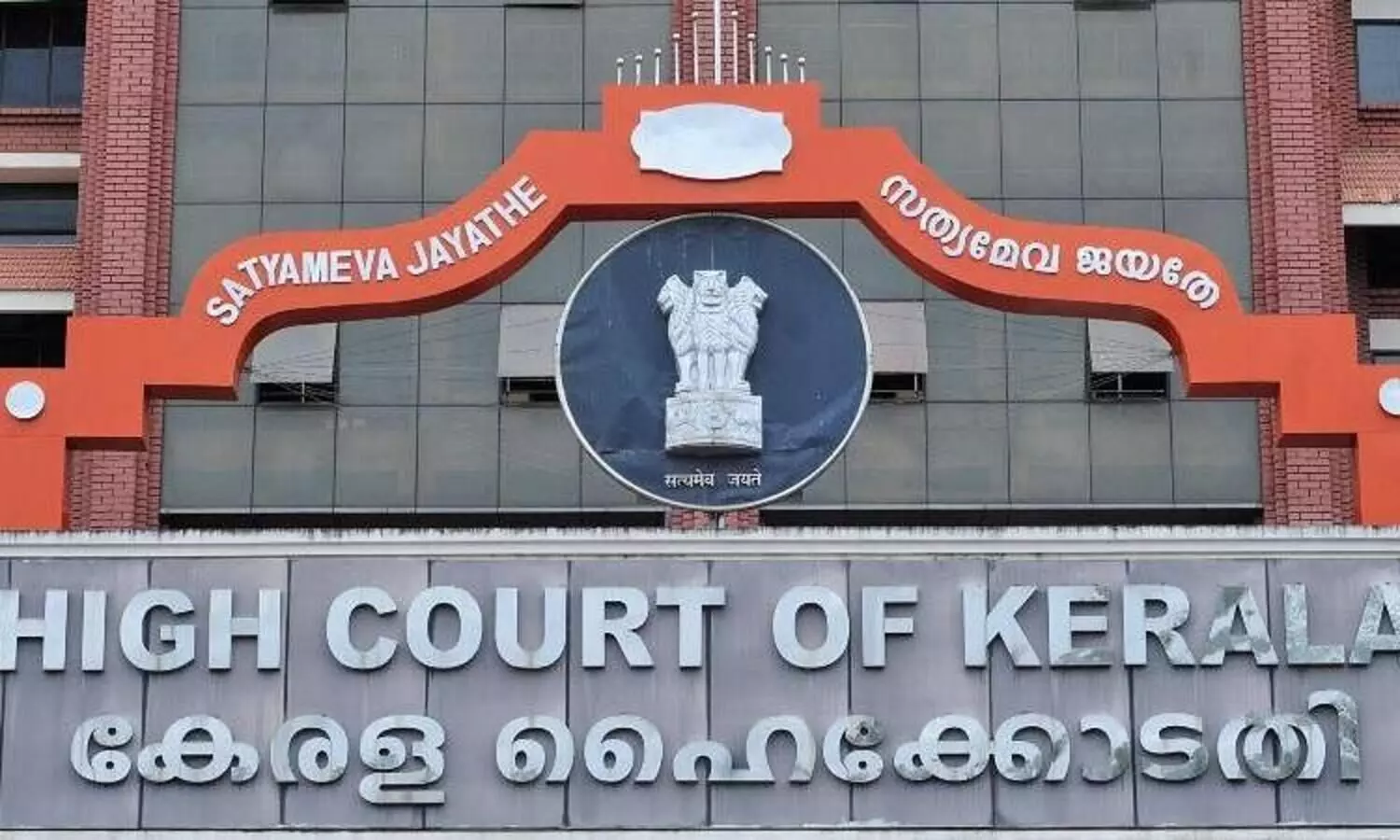 കൊടിതോരണങ്ങൾക്കെതിരെ വീണ്ടും കോടതി; ആര് സ്ഥാപിച്ചെന്ന് നോക്കിയല്ല വിമർശനമെന്ന് ജസ്റ്റിസ് ദേവൻ രാമചന്ദ്രൻ