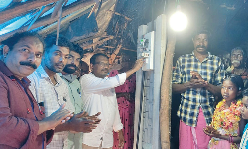 സ്വിച്ചിട്ടപ്പോൾ നിറഞ്ഞുകത്തി; മഠംകുന്ന് കോളനിയിൽ ആഹ്ലാദത്തിന്റെ പുതുവെളിച്ചം
