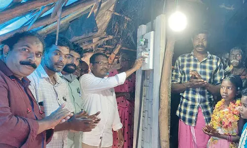 സ്വിച്ചിട്ടപ്പോൾ നിറഞ്ഞുകത്തി; മഠംകുന്ന് കോളനിയിൽ ആഹ്ലാദത്തിന്റെ പുതുവെളിച്ചം