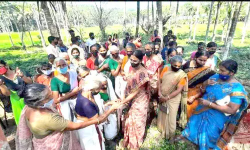 സി.ഡി.എസ് അംഗത്തിന് വികാരനിർഭര യാത്രയയപ്പ്; സ​മ്മാ​ന​മാ​യി സ്വ​ർ​ണ​മാ​ല​യും