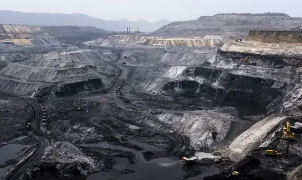 ഉപേക്ഷിക്കപ്പെട്ട ഖനികളിൽ അനധികൃത ഖനനത്തിനിടെ അപകടം; നാല് മരണം, നിരവധി പേർ കുടുങ്ങിയതായി സൂചന