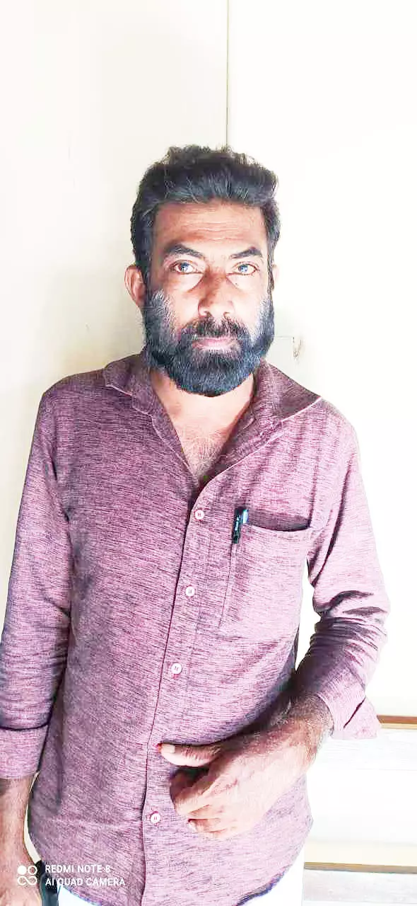 മദ്യം കടത്തുന്നതിനിടെ പൊലീസ് പിടിയിലായി