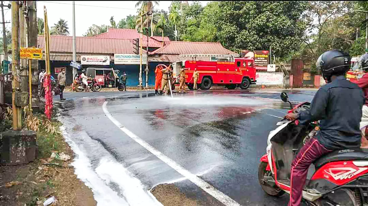 ടാങ്കർ ലോറിയിൽനിന്ന്​ ഡീസൽ റോഡിൽ വീണു
