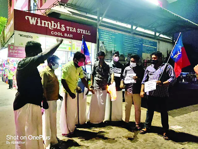 ബഡ്ജറ്റിന്റെ പകർപ്പ് കത്തിച്ച് പ്രതിഷേധിച്ചു