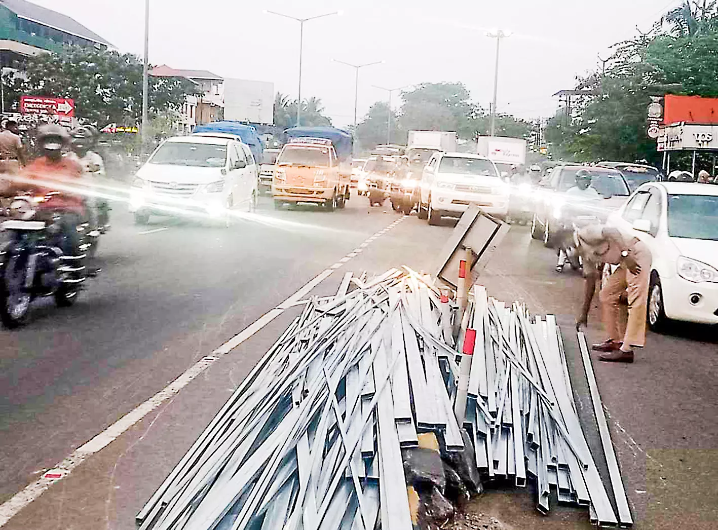 ലോറിയില്‍നിന്നും ഇരുമ്പു പൈപ്പുകള്‍  റോഡില്‍ വീണു; ഗതാഗതം തടസ്സപ്പെട്ടു