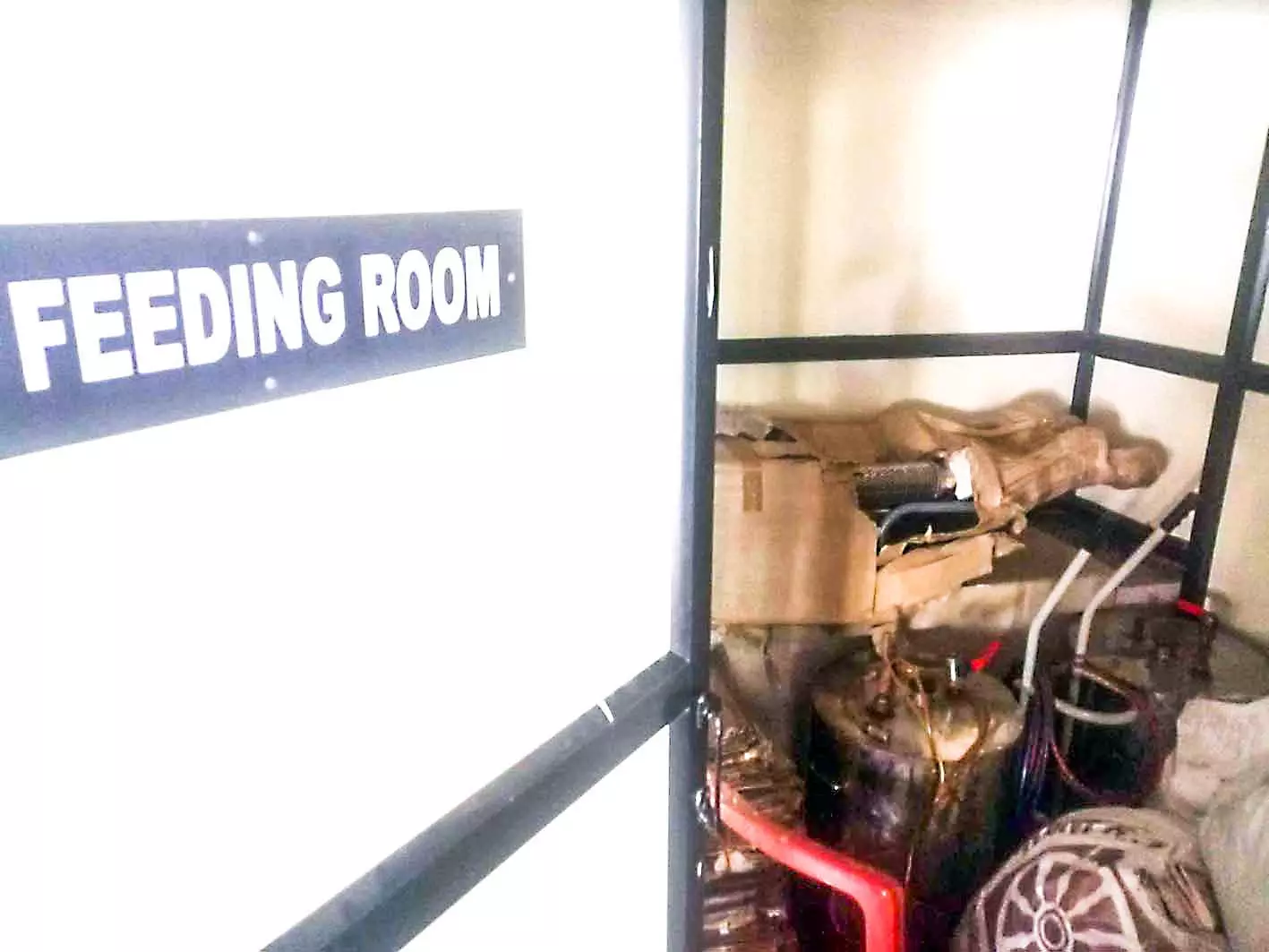 മുലയൂട്ടൽ മുറിയിൽ ഫയൽ ചാക്കുകളും പാഴ് വസ്തുക്കളും മുലയൂട്ടൽ മുറിയിൽ ഫയൽ ചാക്കുകളും പാഴ് വസ്തുക്കളും