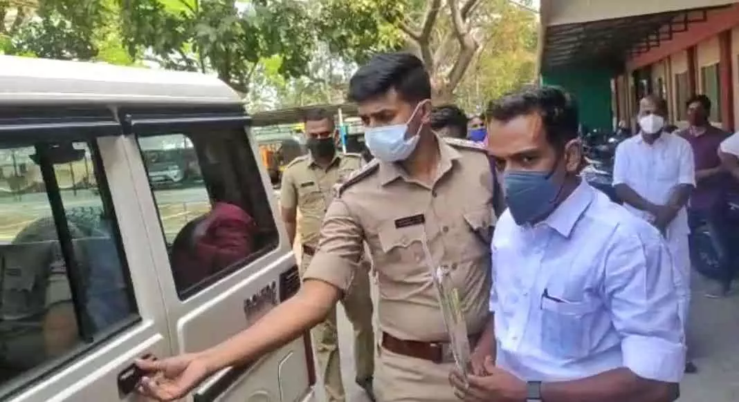 ആശുപത്രിക്ക് മുന്നിൽ കൗൺസിലറുടെ ഒറ്റയാൾ സമരം