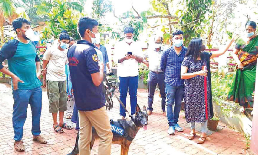 അടച്ചിട്ട വീട്ടിൽനിന്ന് എട്ടുപവനും 20,000 രൂപയും കവർന്നു അടച്ചിട്ട വീട്ടിൽനിന്ന് എട്ടുപവനും 20,000 രൂപയും കവർന്നു