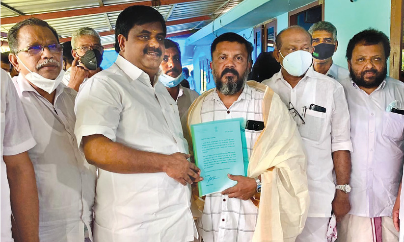 വൈക്കോൽ ലോറിയിലെ തീപിടിത്തം: ദുരന്തം ഒഴിവാക്കിയ ഷാജി വർഗീസിന് രാഹുൽ ഗാന്ധിയുടെ അഭിനന്ദനം വൈക്കോൽ ലോറിയിലെ തീപിടിത്തം: ദുരന്തം ഒഴിവാക്കിയ ഷാജി വർഗീസിന് രാഹുൽ ഗാന്ധിയുടെ അഭിനന്ദനം