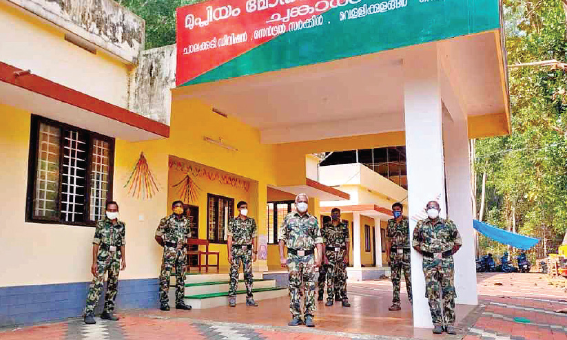 നാലുമാസമായി വേതനമില്ല; വനംവകുപ്പിലെ താല്ക്കാലിക വാച്ചര്മാര് സമരം തുടങ്ങി നാലുമാസമായി വേതനമില്ല; വനംവകുപ്പിലെ താല്ക്കാലിക വാച്ചര്മാര് സമരം തുടങ്ങി