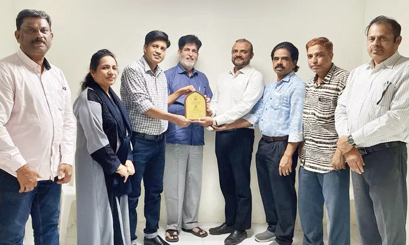 ഹ​സ്സ​ൻ സി​ദ്ദീ​ഖ് ബാ​ബു​വി​ന് വേ​ൾ​ഡ് മ​ല​യാ​ളി ഫെ​ഡ​റേ​ഷ​ൻ യാ​ത്ര​യ​യ​പ്പ് ന​ൽ​കി