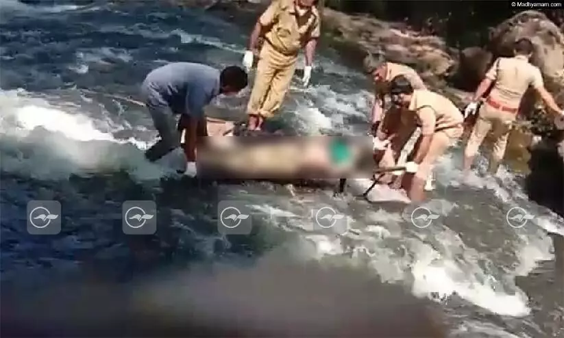 യുവതിയും രണ്ട് യുവാക്കളും പുഴയിൽ മരിച്ച നിലയിൽ യുവതിയും രണ്ട് യുവാക്കളും പുഴയിൽ മരിച്ച നിലയിൽ