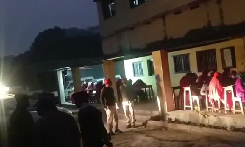 വല്ലാത്ത പരീക്ഷ! നേരം ഇരുട്ടി, കാർ ലൈറ്റിന്റെ വെട്ടത്തിൽ പരീക്ഷ എഴുതി 400 വിദ്യാർഥികൾ