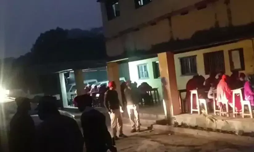 വല്ലാത്ത പരീക്ഷ! നേരം ഇരുട്ടി, കാർ ലൈറ്റിന്റെ വെട്ടത്തിൽ പരീക്ഷ എഴുതി 400 വിദ്യാർഥികൾ