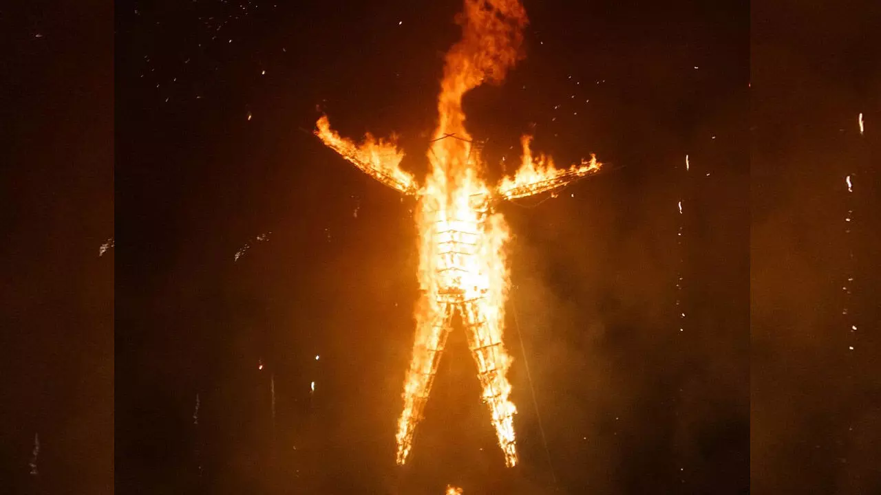 മധ്യപ്രദേശിൽ പ്രതിഷേധക്കാർ പൊലീസിന് നേരെ കോലം കത്തിച്ചെറിഞ്ഞു; എസ്.ഐക്ക് പരിക്ക്