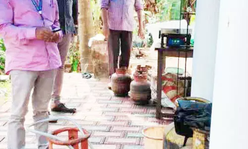 അനധികൃത ഗ്യാസ് റീഫിൽ കേന്ദ്രത്തിൽ പരിശോധന നടത്തി