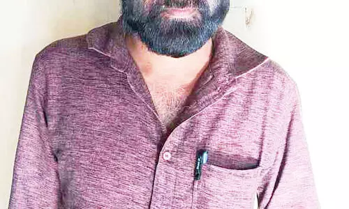 മദ്യം കടത്തുന്നതിനിടെ പൊലീസ് പിടിയിലായി