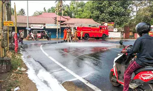 ടാങ്കർ ലോറിയിൽനിന്ന്​ ഡീസൽ റോഡിൽ വീണു
