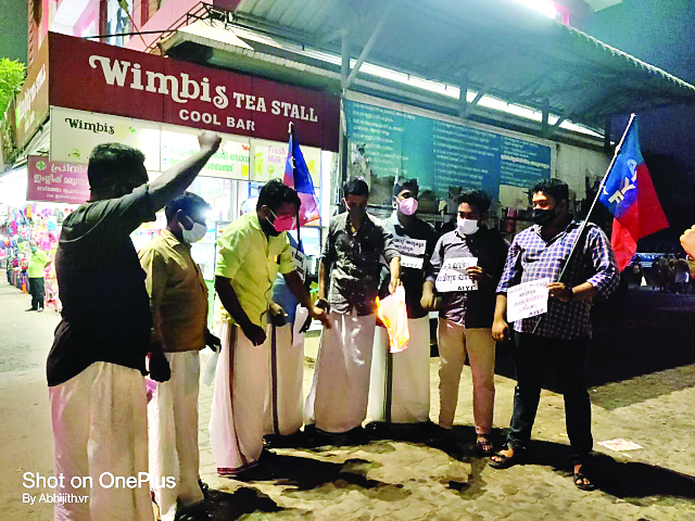 ബഡ്ജറ്റിന്റെ പകർപ്പ് കത്തിച്ച് പ്രതിഷേധിച്ചു