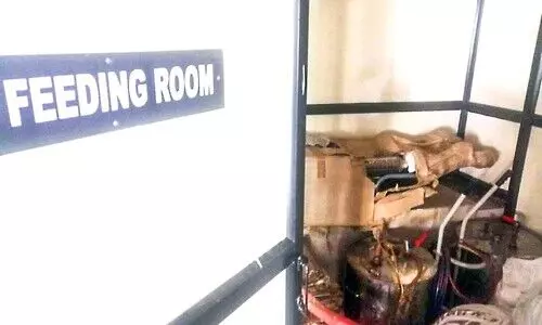 മുലയൂട്ടൽ മുറിയിൽ ഫയൽ ചാക്കുകളും  പാഴ് വസ്തുക്കളും 