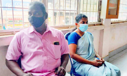 മകൾക്ക് വിദ്യാഭ്യാസ വായ്പ നിഷേധിച്ചു; രക്ഷിതാക്കൾ ബാങ്കിനു മുന്നിൽ കുത്തിയിരുന്നു