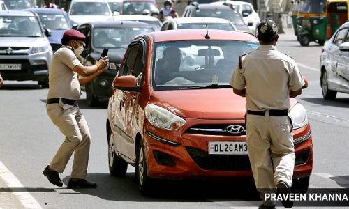 കാറിനുള്ളിൽ മാസ്ക്​ നിർബന്ധമാക്കുന്നത്​ അസംബന്ധമെന്ന്​ ഹൈകോടതി
