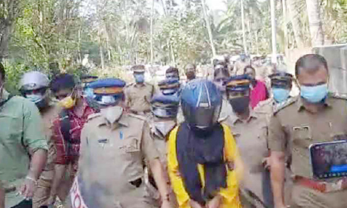 വളർത്തുമകളുടെ കൊലയാളികളെ കണ്ട് പൊട്ടിക്കരഞ്ഞ് ഗീത