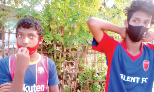 ക​ളി​ക്കൂ​ട്ടു​കാ​രെ ര​ക്ഷി​ക്കാ​നാ​യി​ല്ല തേ​ങ്ങ​ല​ട​ക്കാ​നാ​വാ​തെ ശ്രീ​ശാ​ന്തും അ​ഭ​യ് കൃ​ഷ്ണ​യും