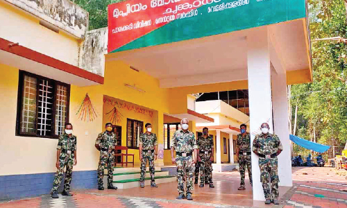 നാ​ലു​മാ​സ​മാ​യി വേ​ത​ന​മി​ല്ല; വ​നം​വ​കു​പ്പി​ലെ താ​ല്‍ക്കാ​ലി​ക വാ​ച്ച​ര്‍മാ​ര്‍ സ​മ​രം തു​ട​ങ്ങി