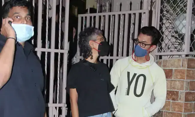 മുൻ ഭാര്യയെ ആലിംഗനം ചെയ്ത്​ മാധ്യമങ്ങൾക്ക്​ മുന്നിൽ ആമിർ ഖാൻ; വൈറലായി വീഡിയോ