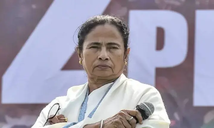 ദേശീയഗാനത്തെ അപമാനിച്ചെന്ന കേസിൽ മുംബൈ കോടതി മമത ബാനർജിക്ക് സമൻസ് അയച്ചു