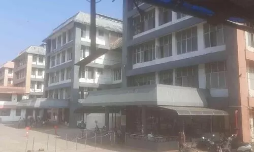 കോവിഡ്​ വാർഡുകൾ നിറഞ്ഞു;  ആലപ്പുഴ മെഡിക്കല്‍ കോളജിൽ രോഗികൾ ക്യൂവിൽ