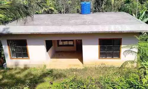 ലക്ഷങ്ങൾ ചെലവഴിച്ച കെട്ടിടം നശിക്കുന്നു; വൈദ്യന്മാർ പെരുവഴിയിൽ