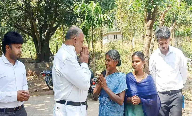 Mammoottys Lawyer promises help At the house of Madhu